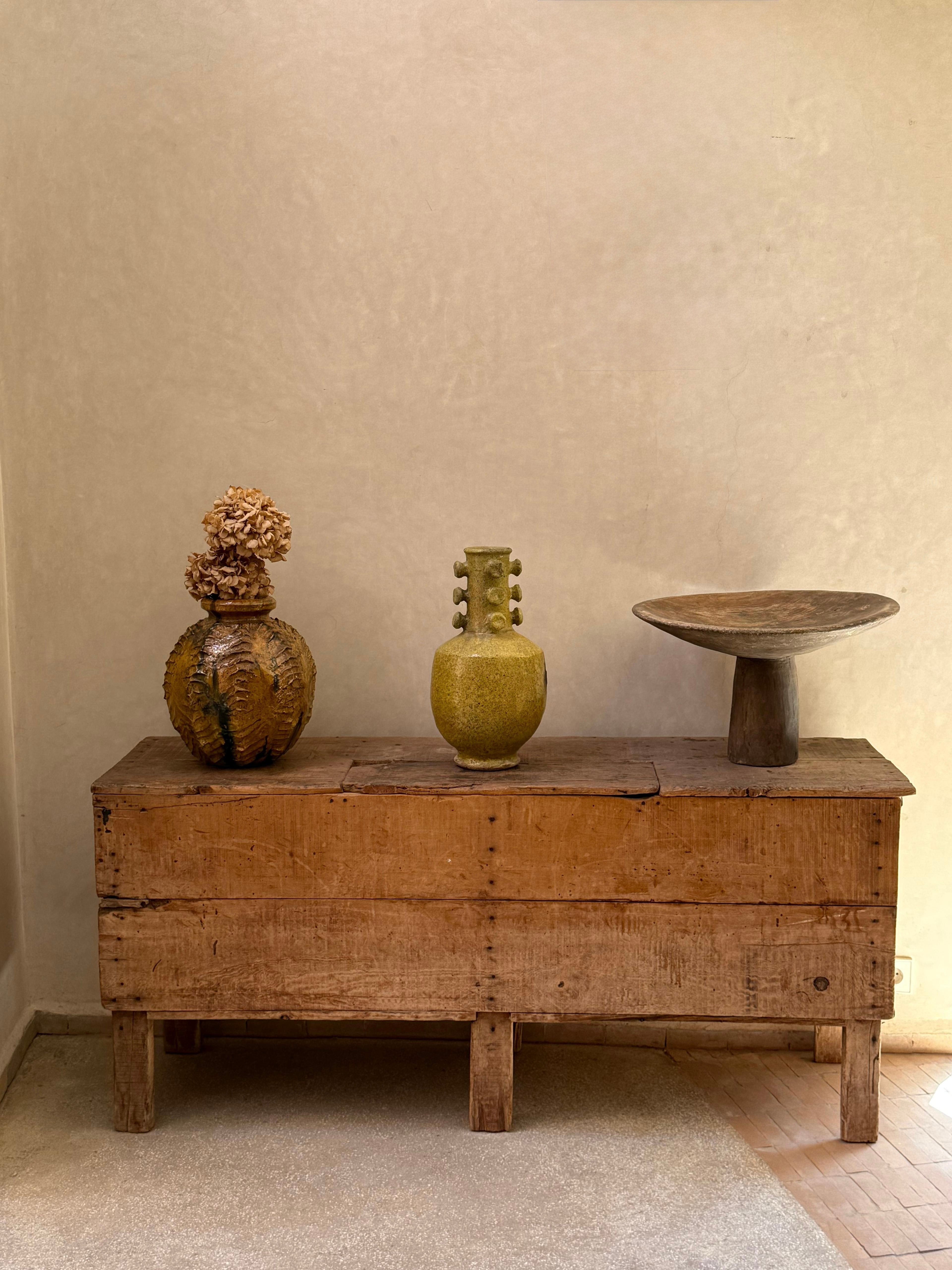 Contour ceramic vase