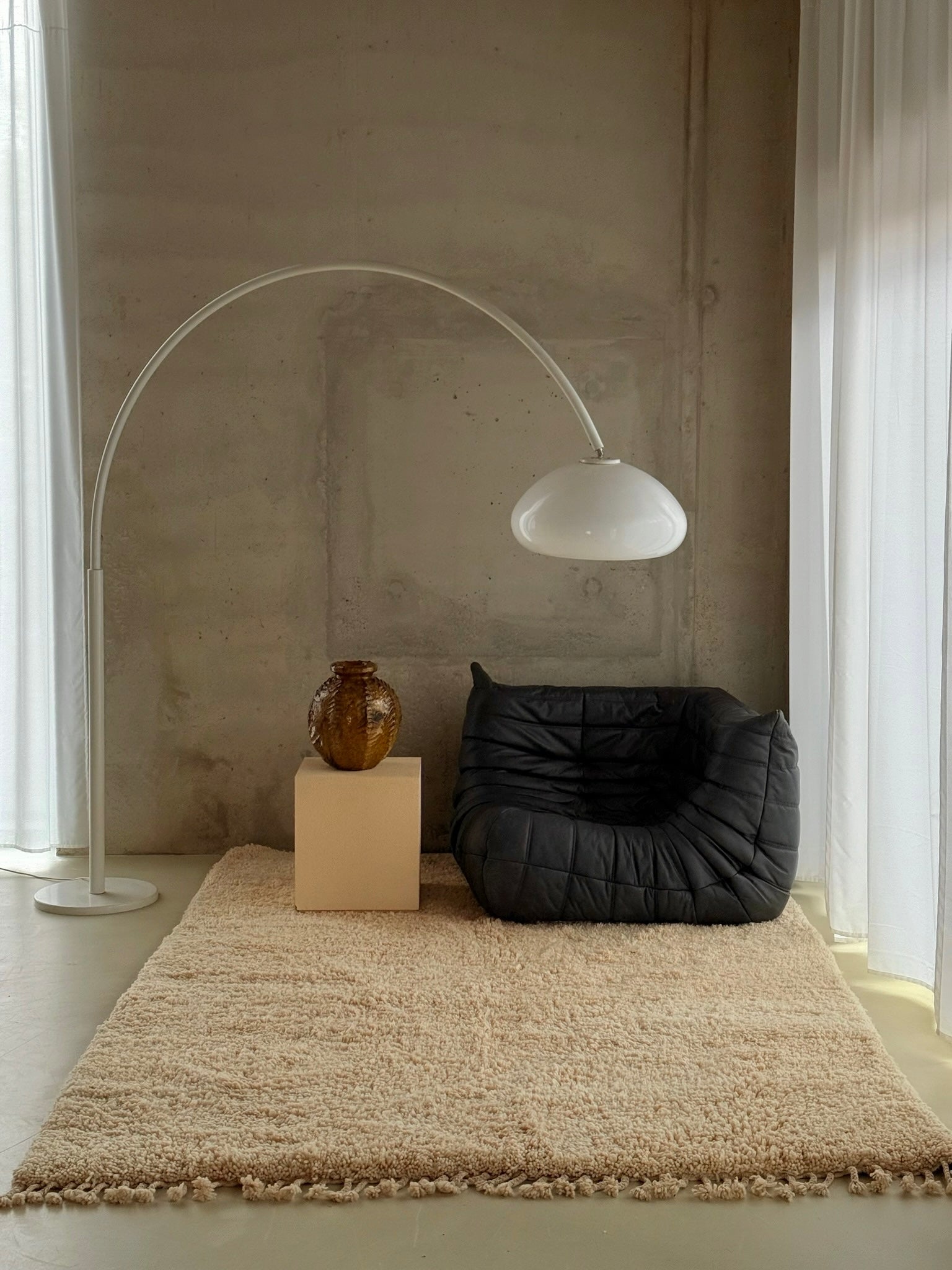 Contour ceramic vase