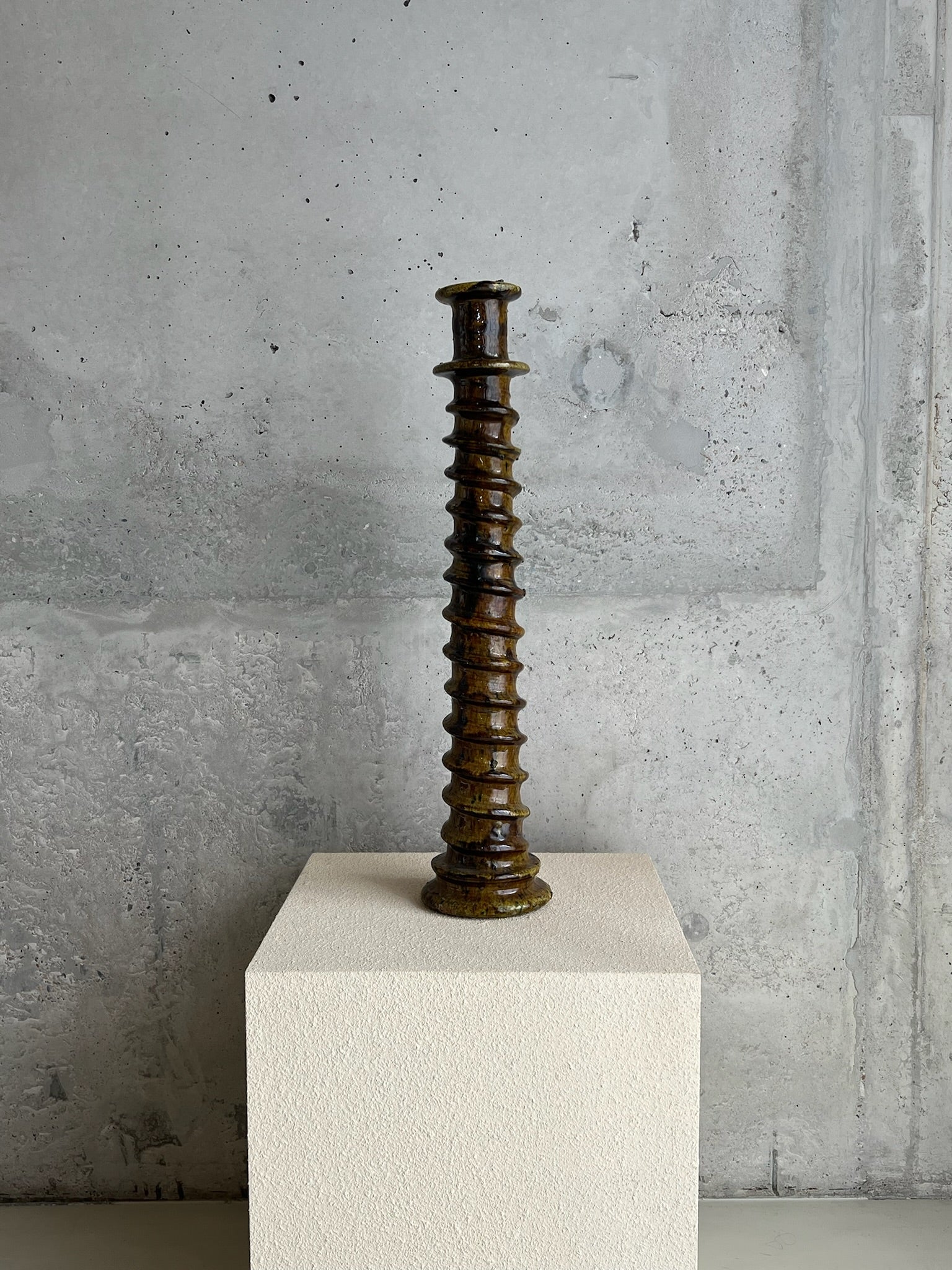 Spiral ceramic pillar